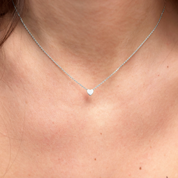 КОЛИЕ ОТ БЯЛО ЗЛАТО С МАЛКО СЪРЦЕ JESIKA