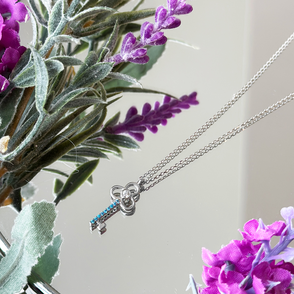 Колие от бяло злато с ключе