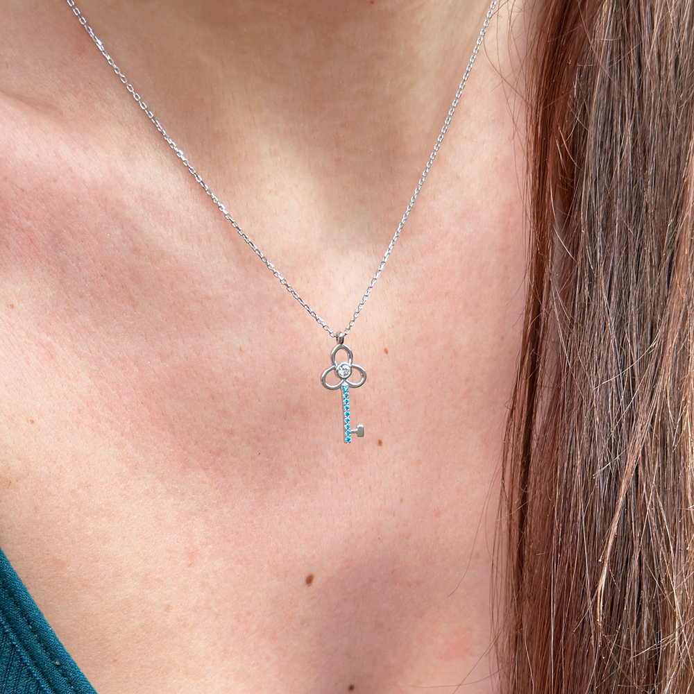 Колие от бяло злато с ключе