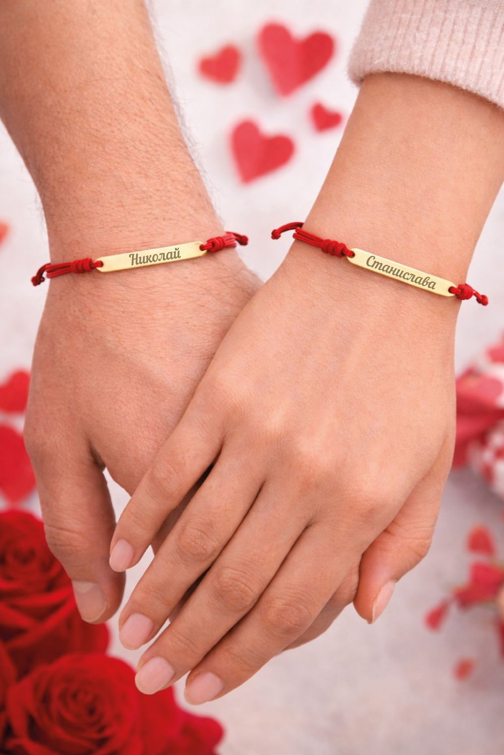 Червен конец със златна плочка