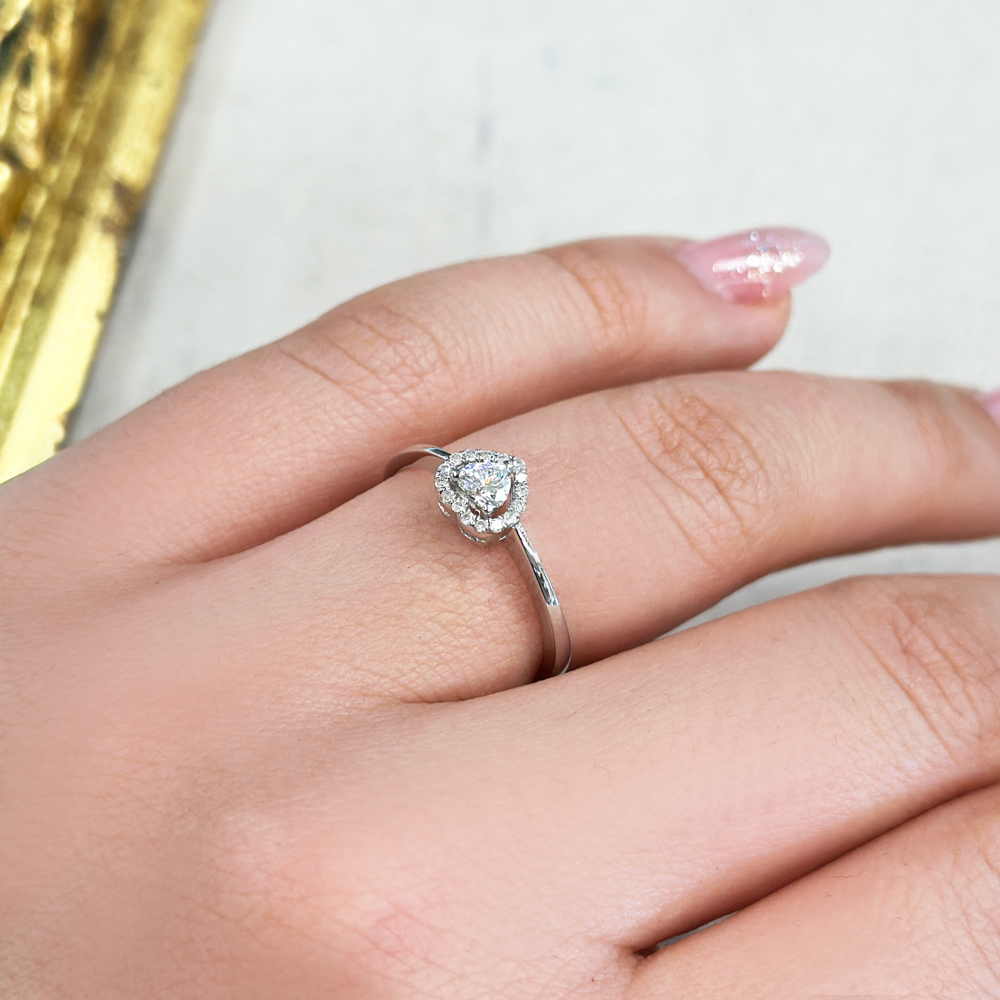 Диамантен пръстен във формата на сърце