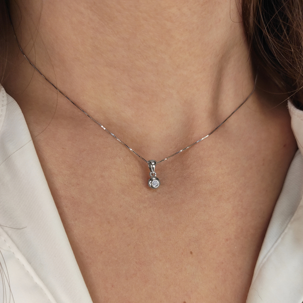 Колие от бяло злато с малка диамнтена висулка с едно камъче Mary