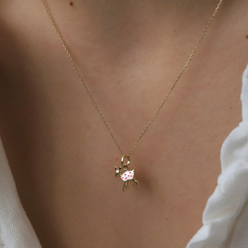 Малка златна висулка сърничка в бяло Doe