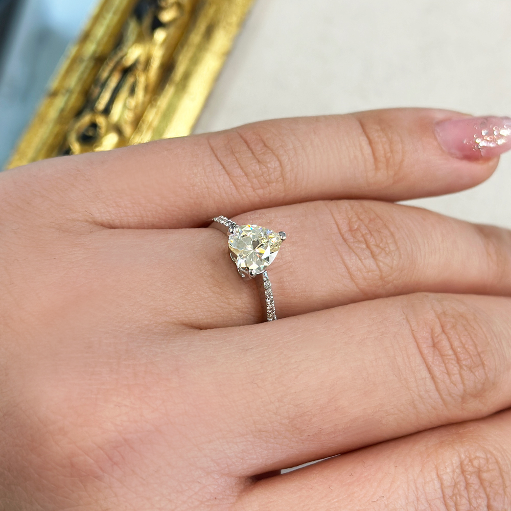 Диамантен пръстен с камък сърце