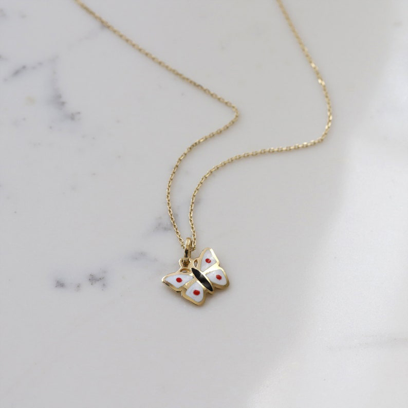 Висулка пеперуда от жълто злато с бял емайл