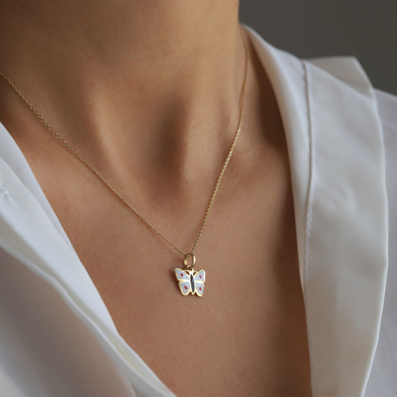 Висулка пеперуда от жълто злато с бял емайл