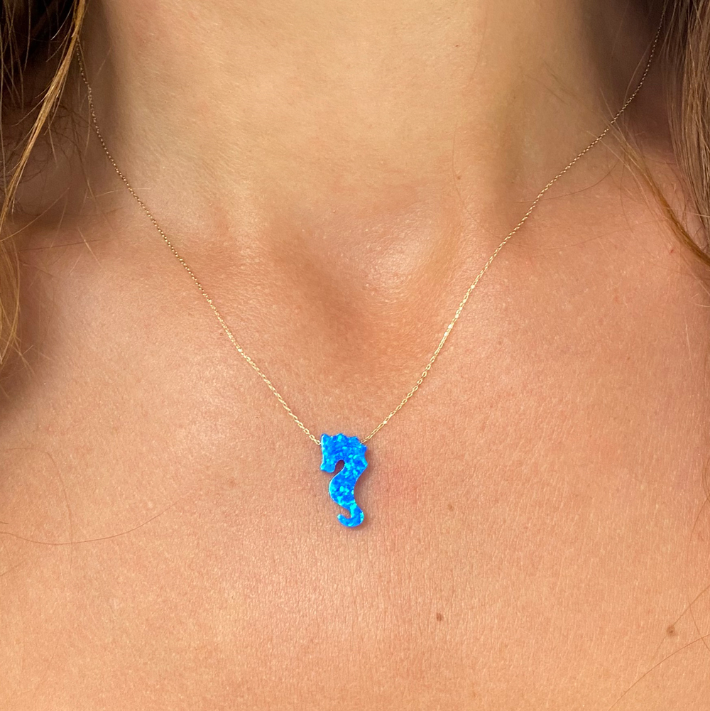 Колие от жълто злато с опалено морско конче