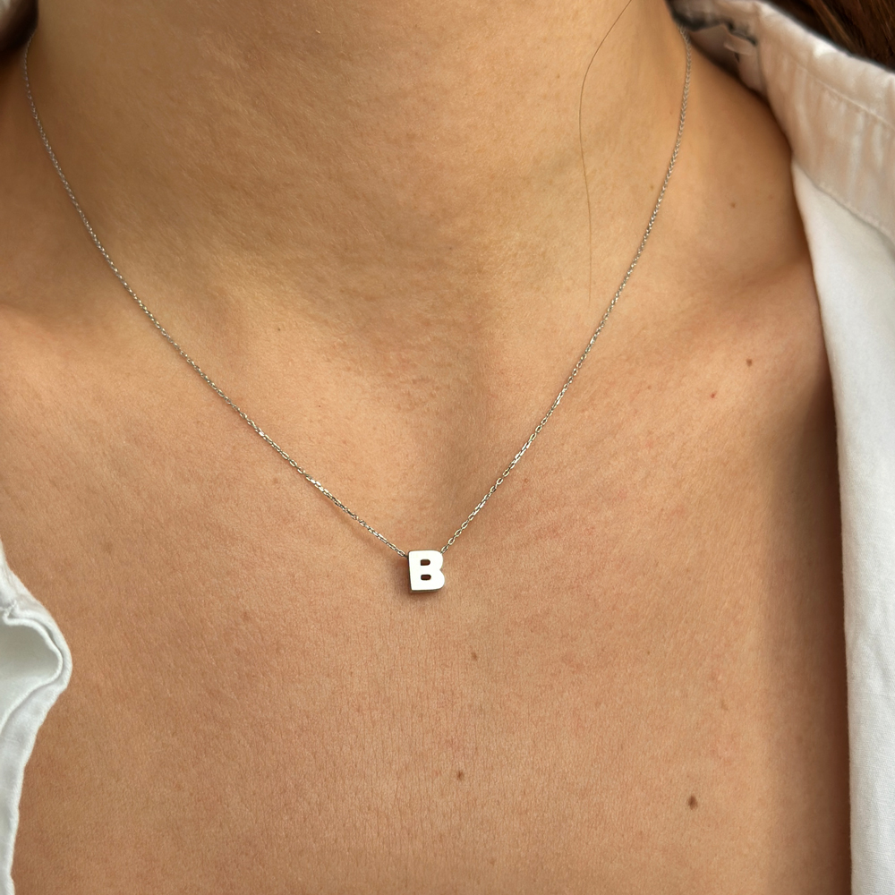Бяло злато колие с буква В без камъни