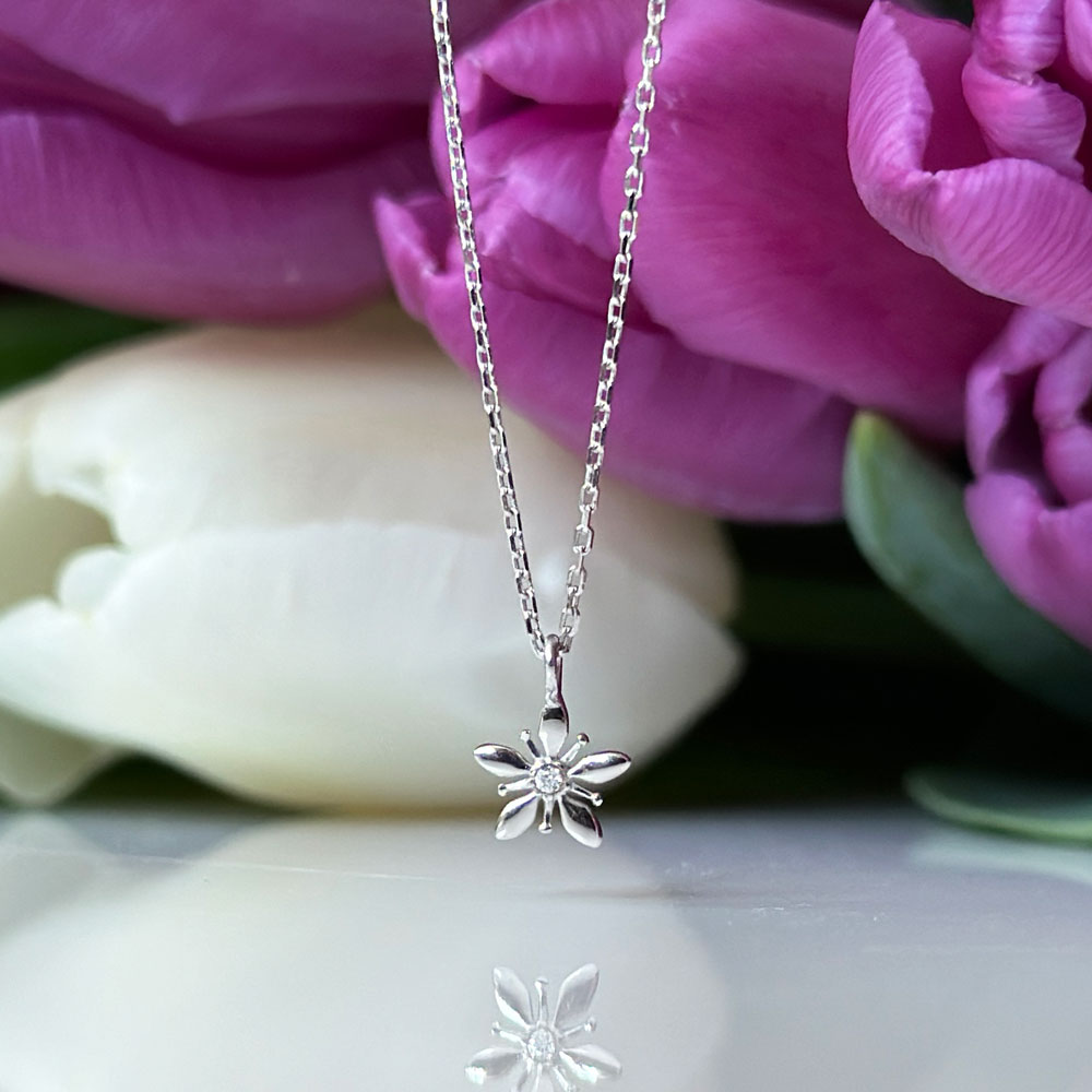 Колие с висулка цвете White Flower