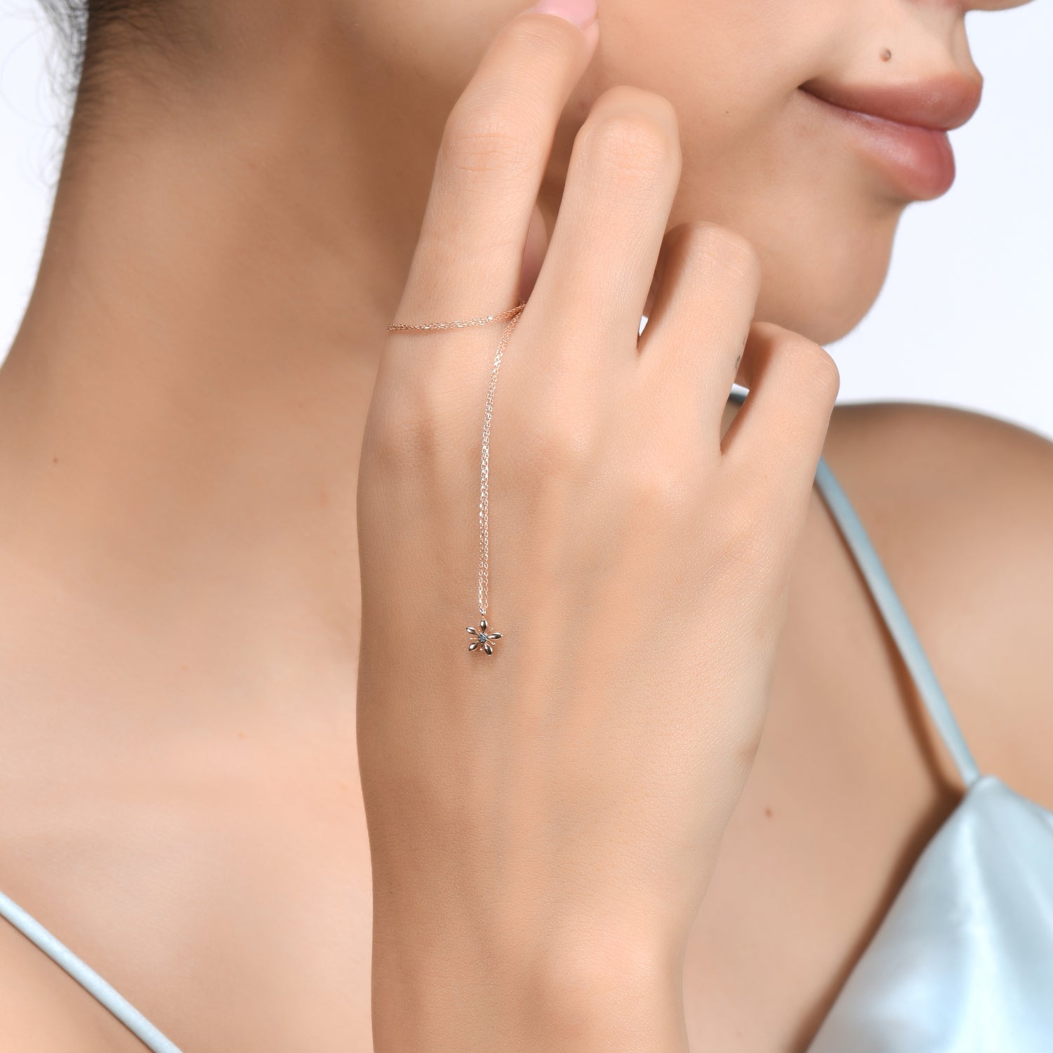 Колие с висулка цвете White Flower