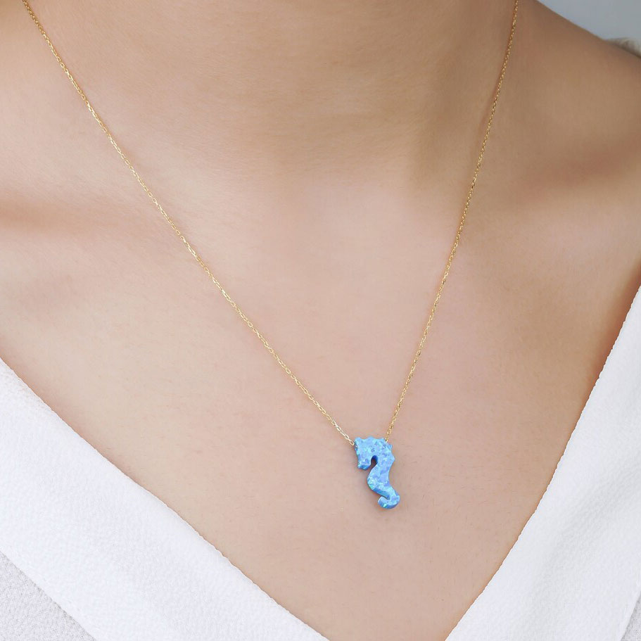 Колие от жълто злато с опалено морско конче