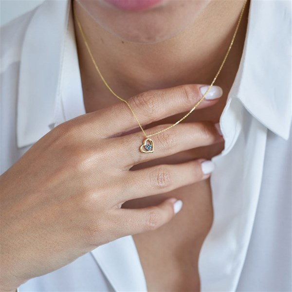 Нежно златно колие от бяло злато сърце с камъни