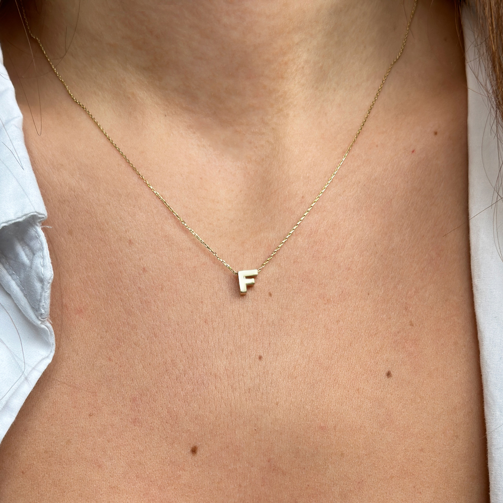 Жълто злато колие с буква F без камъни