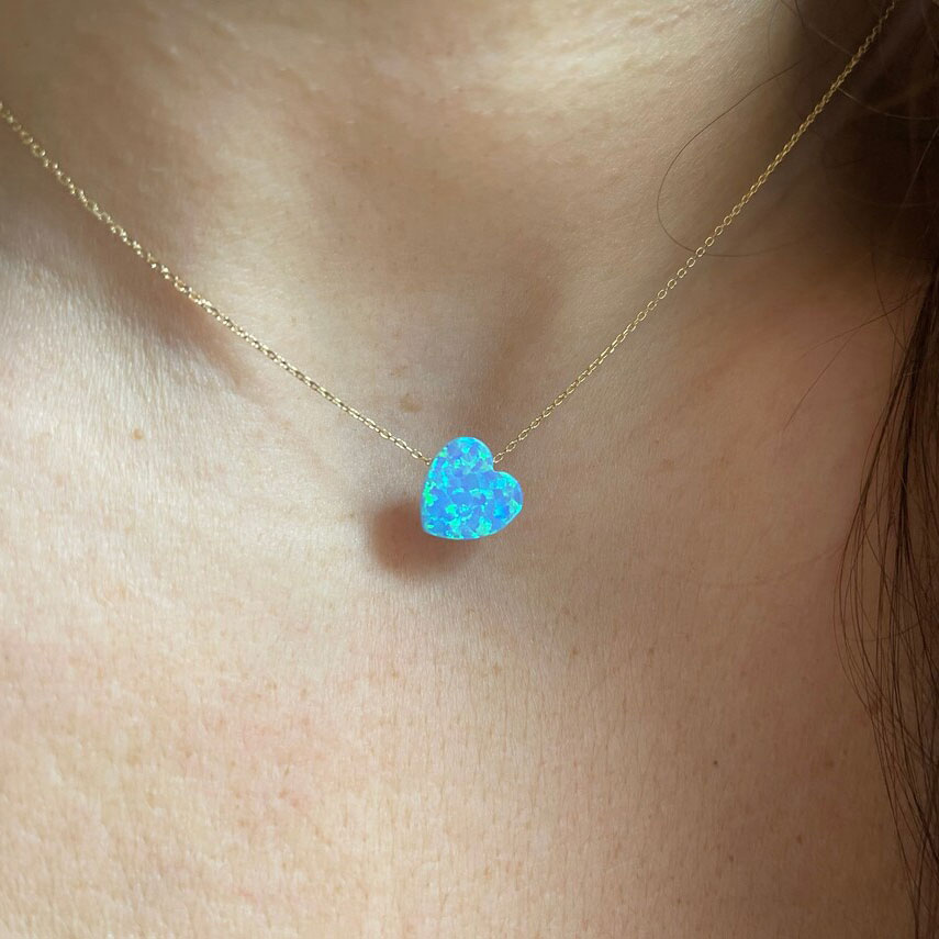 Колие от жълто злато с опалено синьо сърце