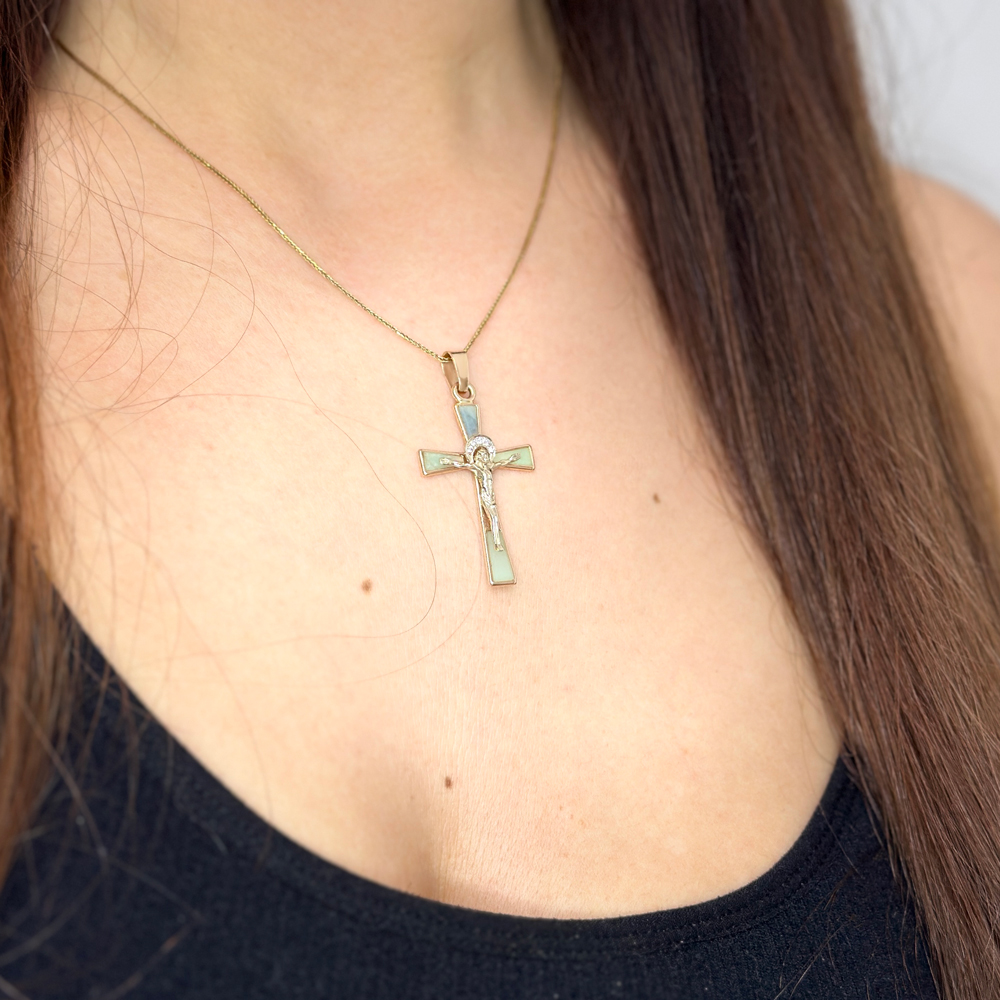 Колие в розово злато с кръст с диаманти