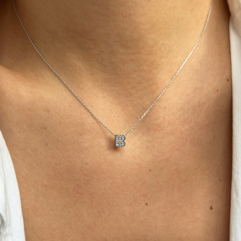 Колие от бяло злато с буква B с камъни