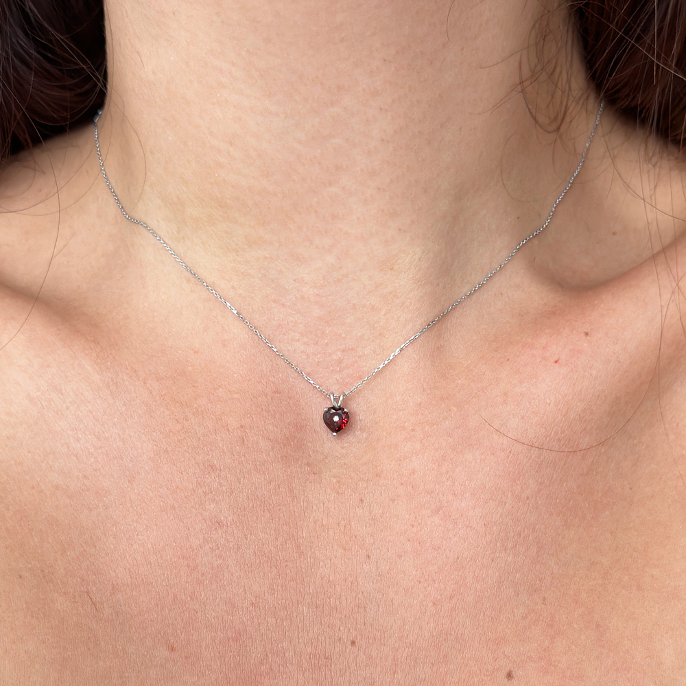 КОЛИЕ ОТ БЯЛО ЗЛАТО С ВИСУЛКА СЪРЦЕ RED