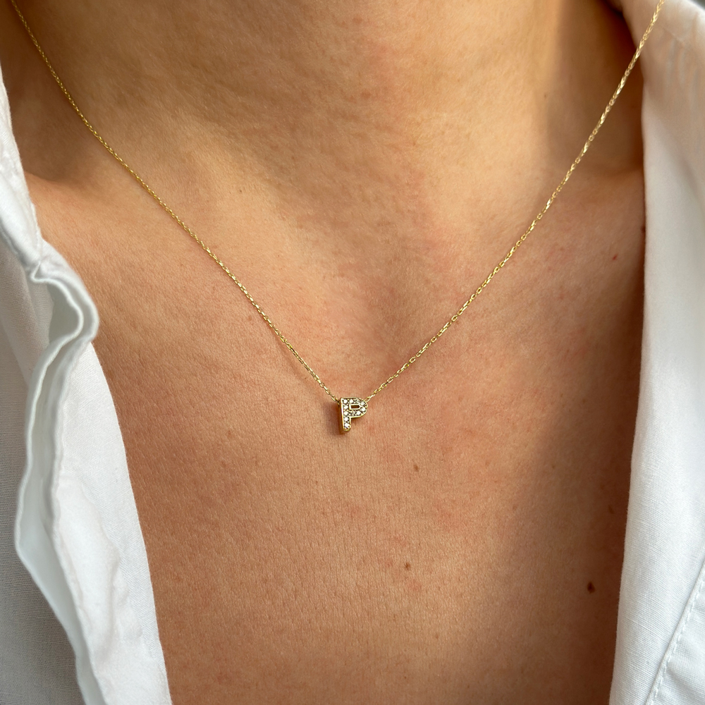 Колие от жълто злато с буква P с камъни