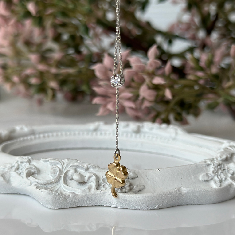 Бяло злато колие с диамант clover