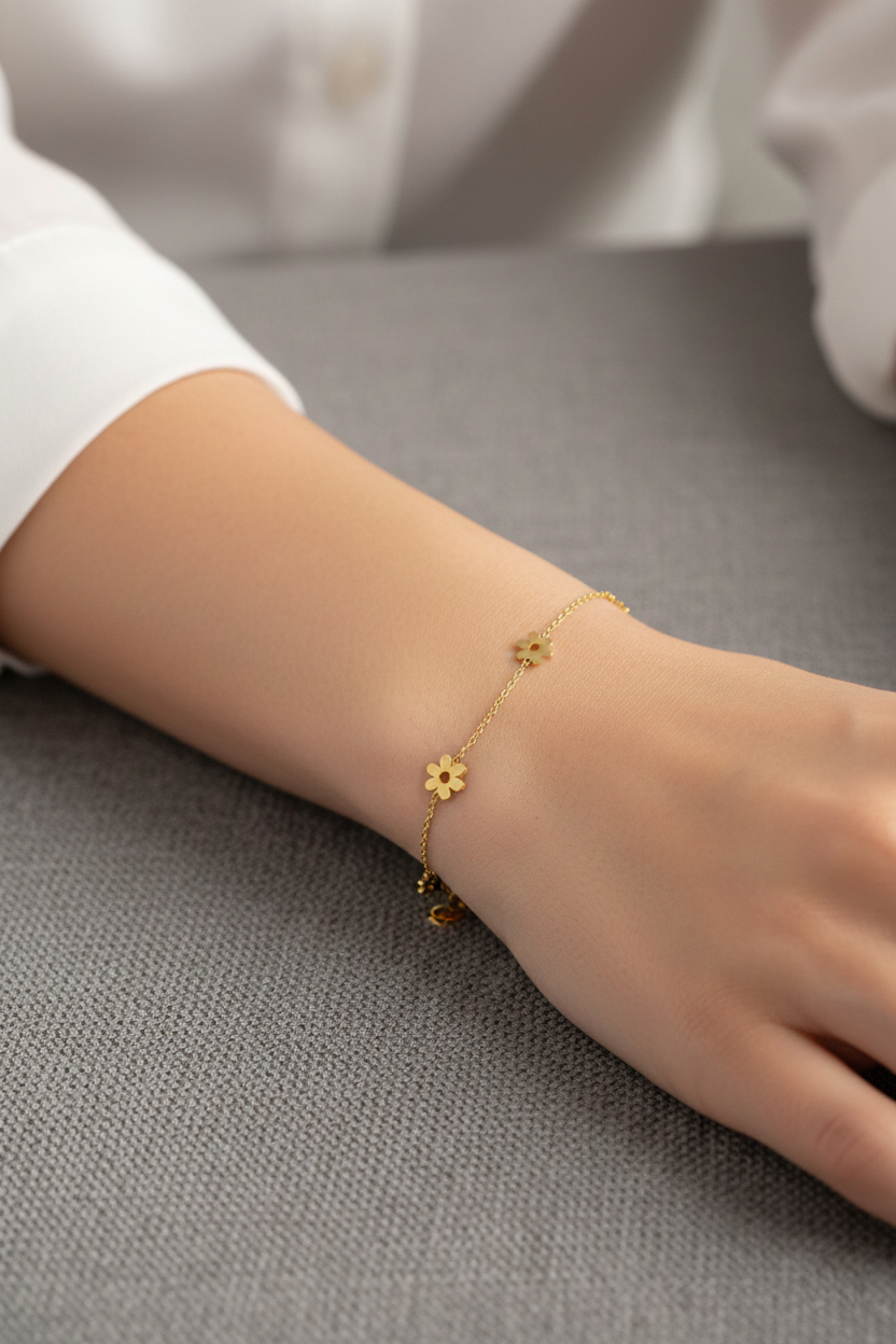 Златна гривна с цветя в жълто  злато