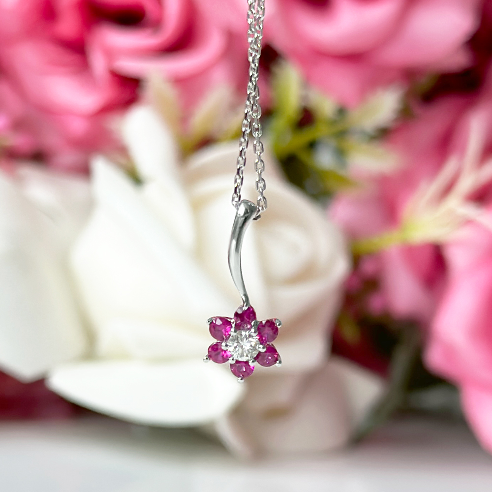 Колие с диамант и рубини  във формата на цвете Coralie
