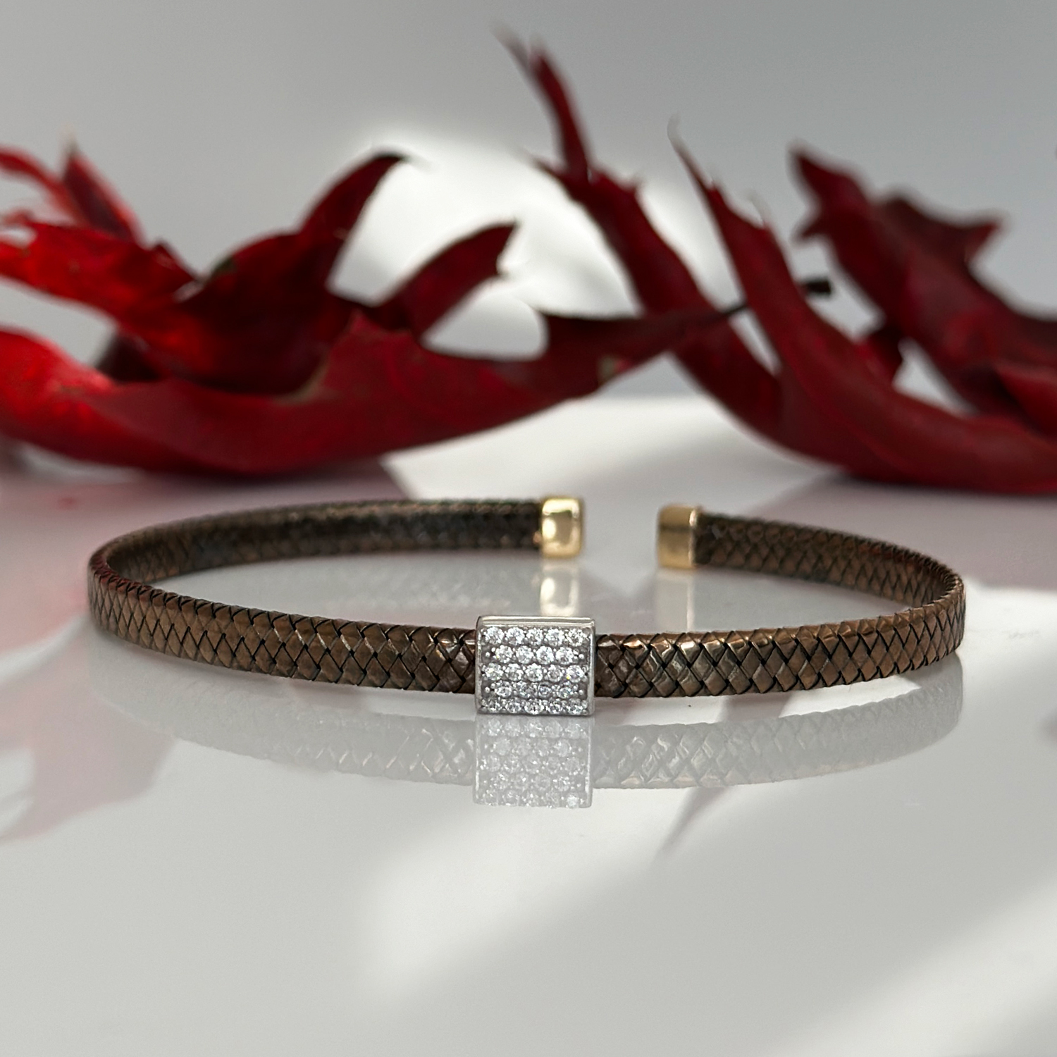 Уникална твърда гривна от кафяво злато с бели камъни