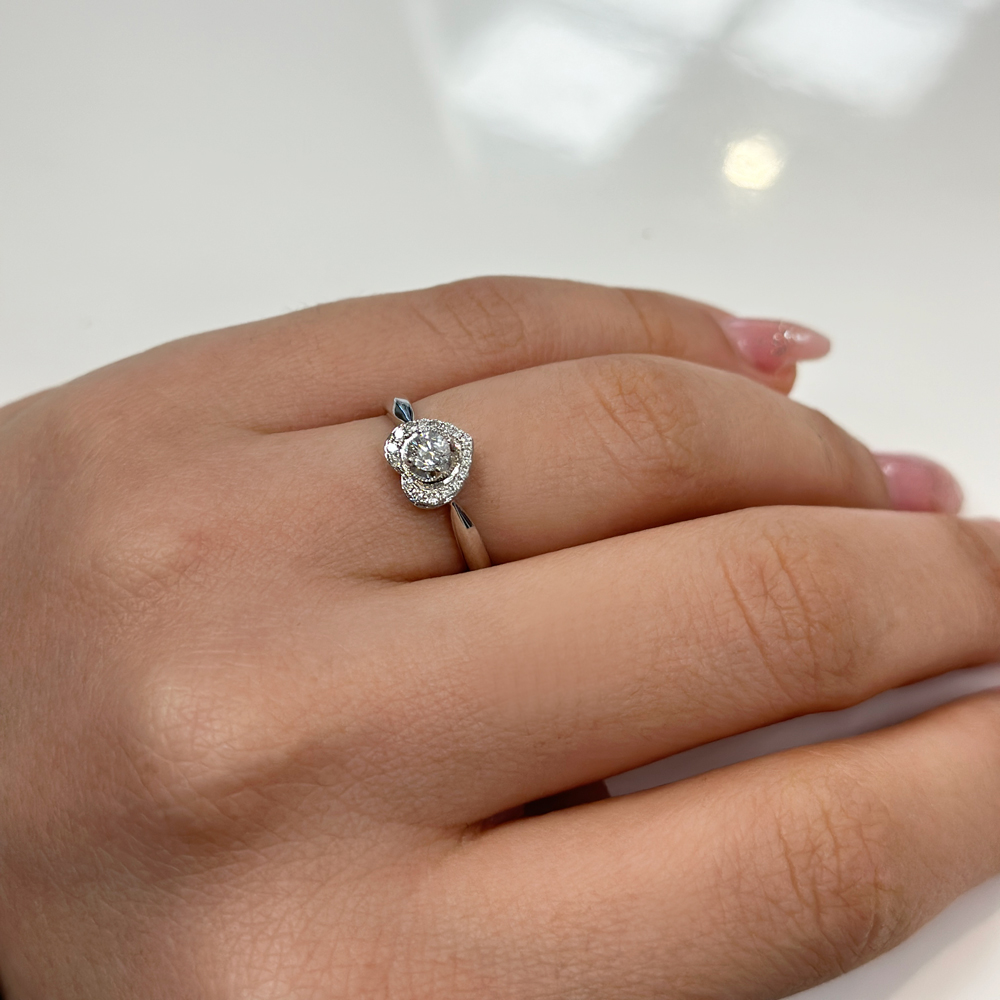 Бяло злато диамантен пръстен сърце