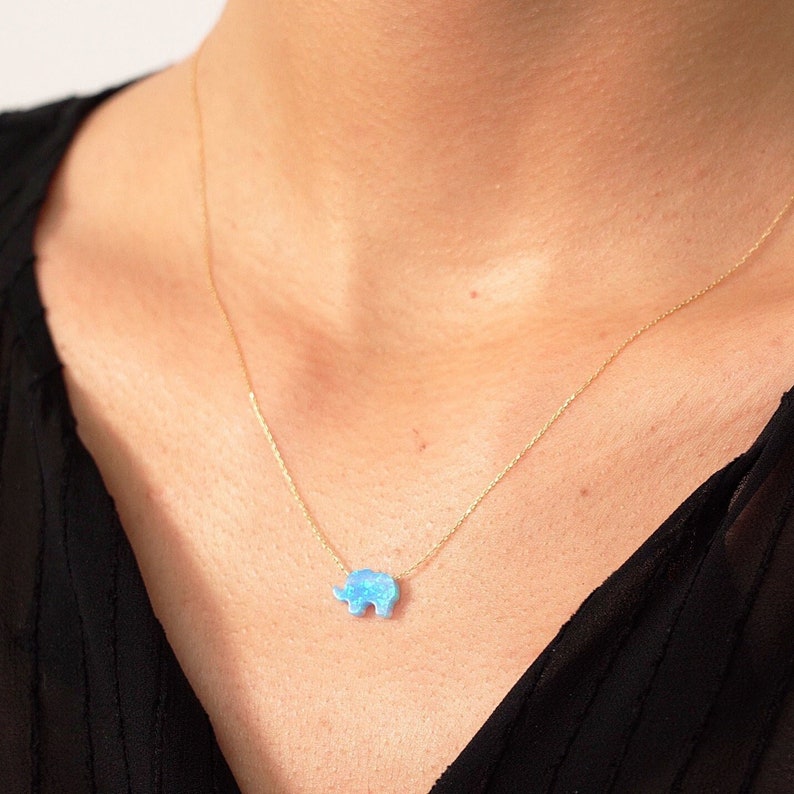 Жълто злато колие с опалено синьо слонче