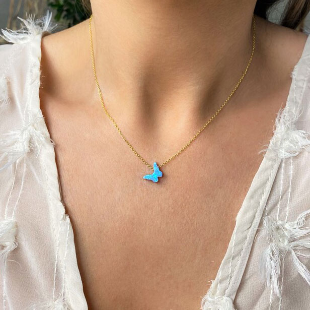 Бяло злато колие с опалено синя пеперуда