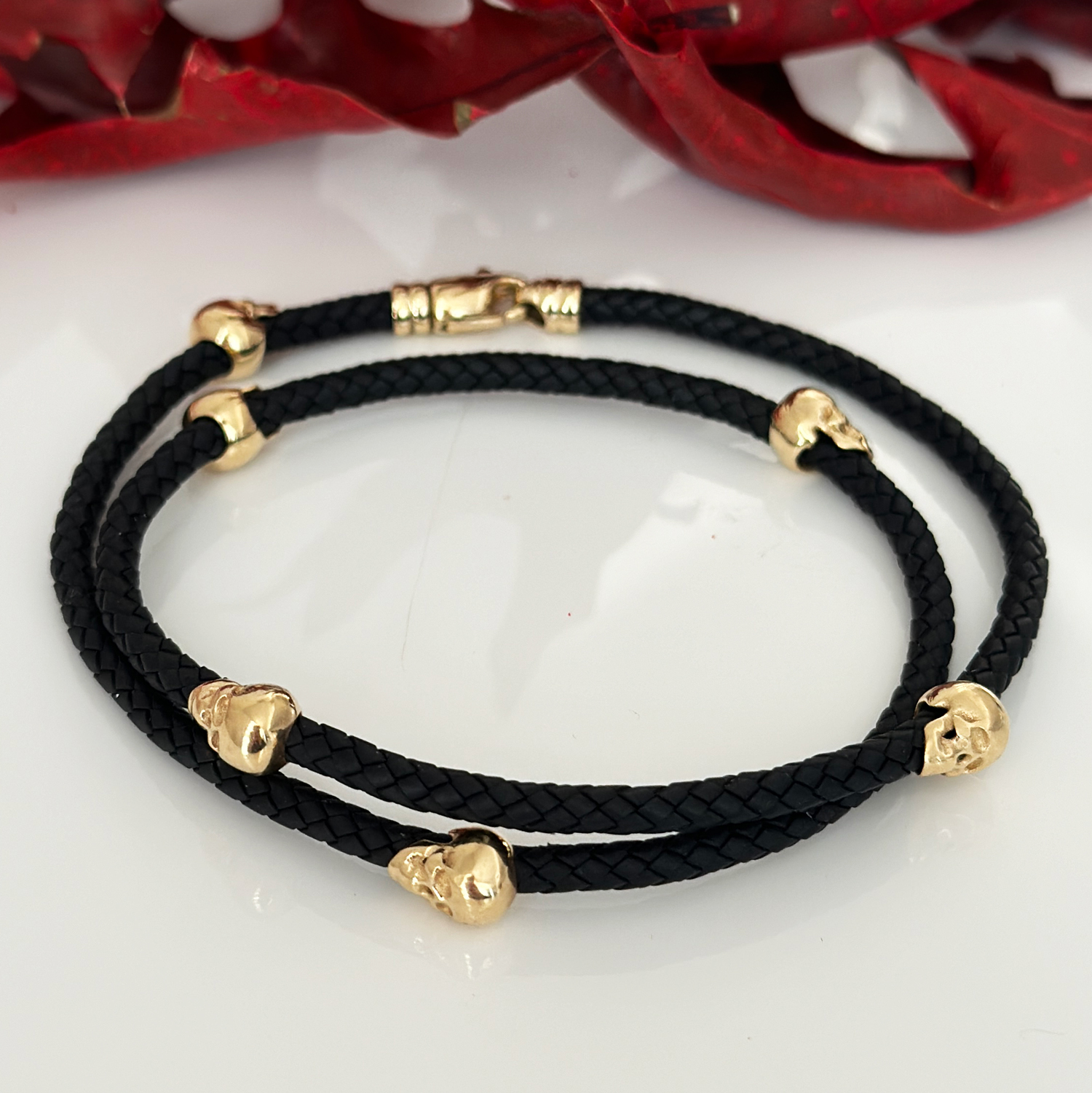 Дамска гривна с кожа и черепи