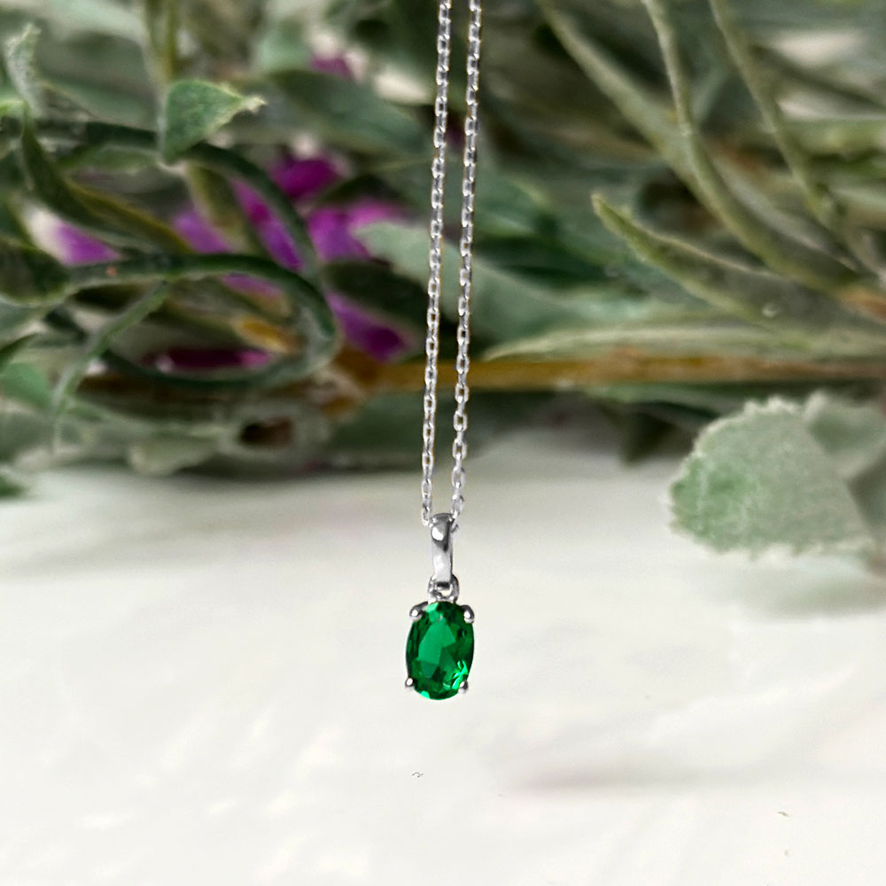 Колие бяло злато с камък изумруд