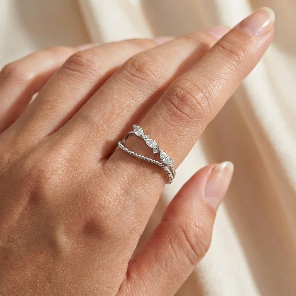 Бяло злато пръстен с камъни циркон