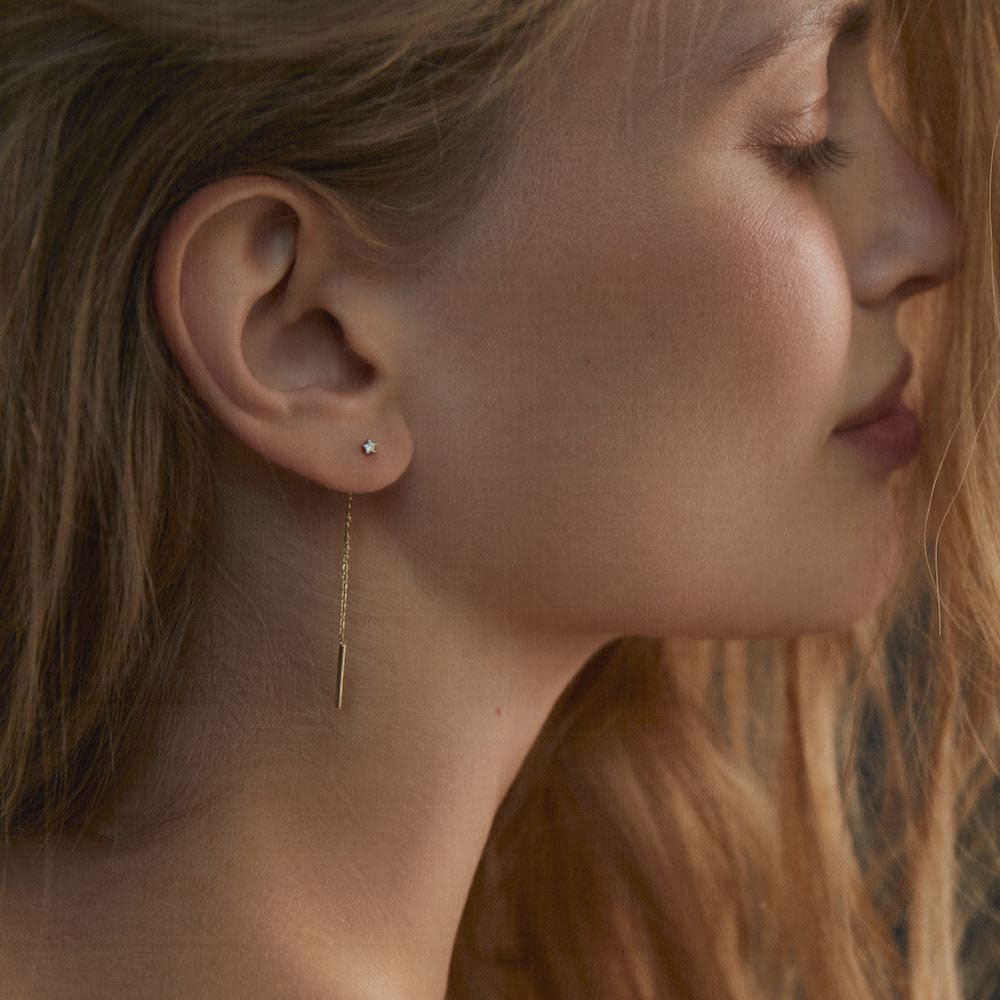 Диамантени висящи обеци през ухото