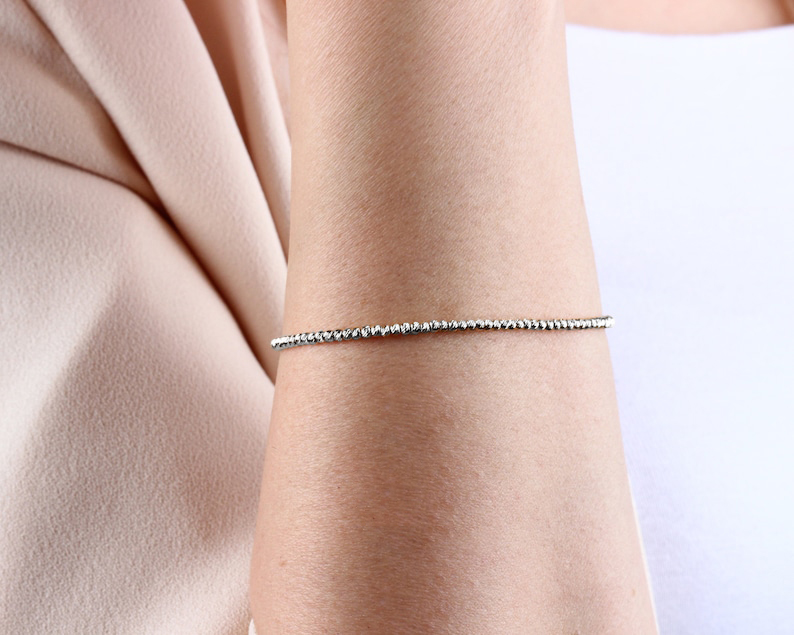 Гривна бяло злато с лазерно гравирани топчета