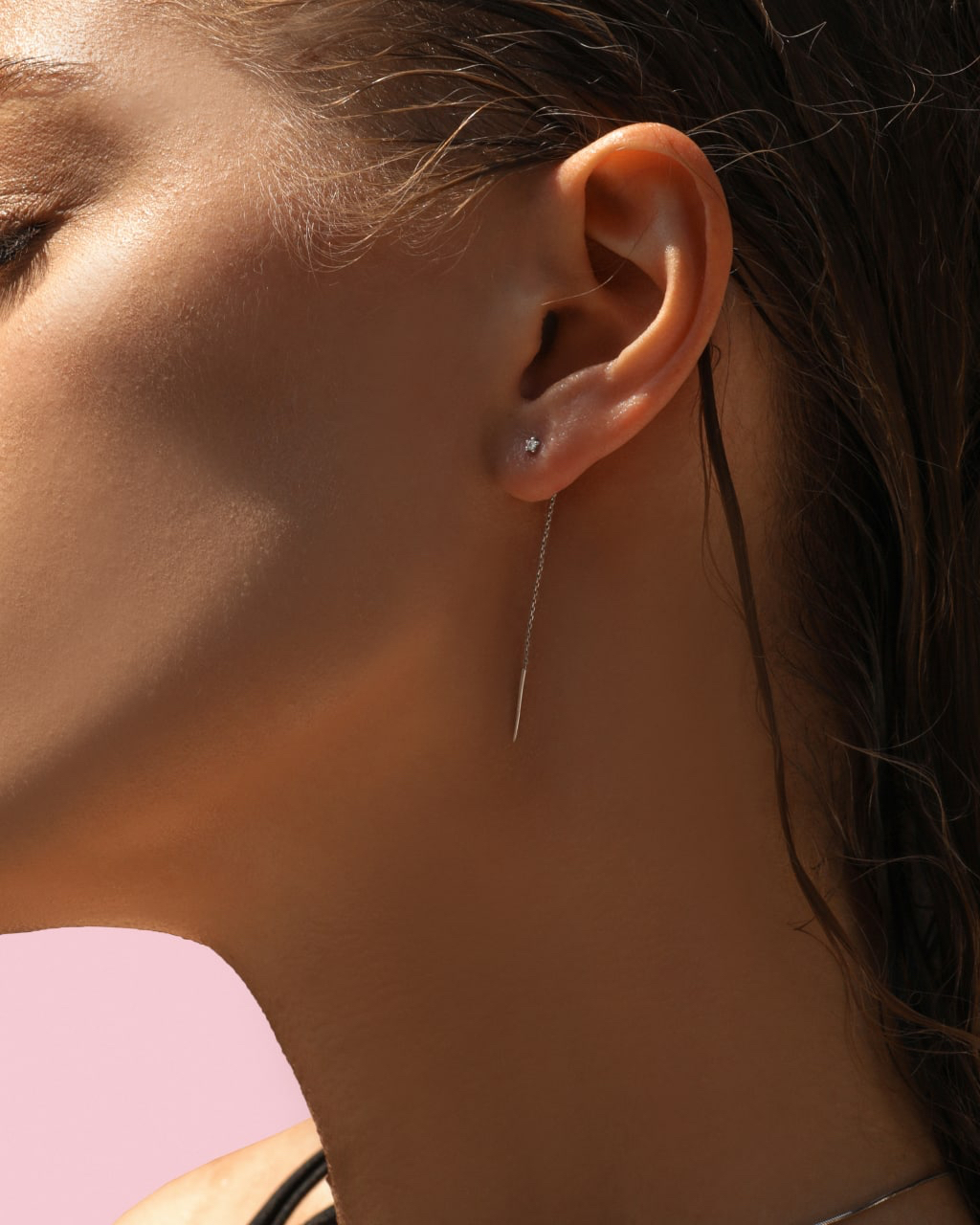 Диамантени висящи обеци през ухото