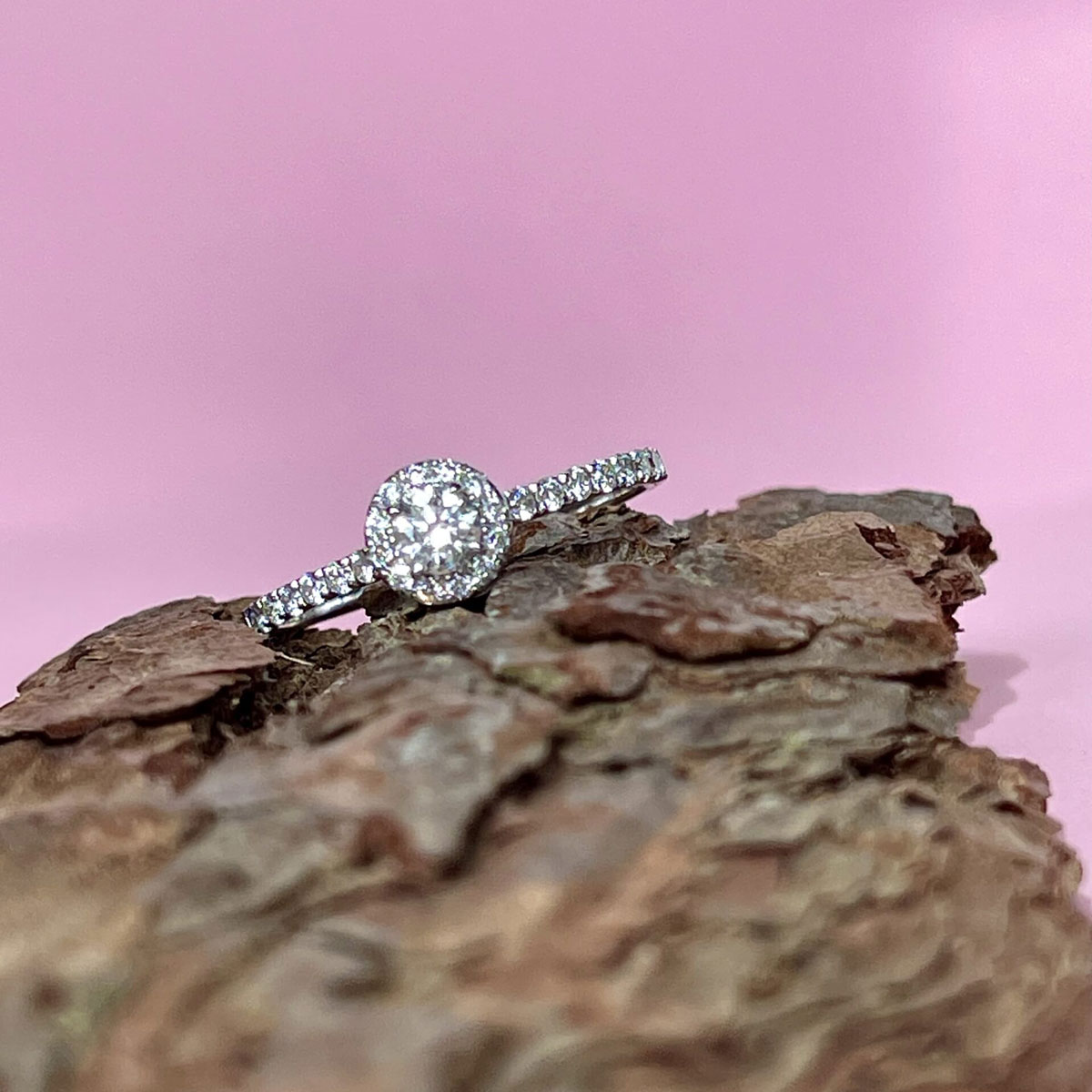 Диамантен годежен пръстен