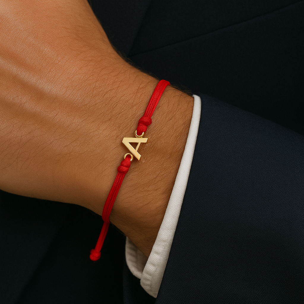 Червен конец със златна буква по избор