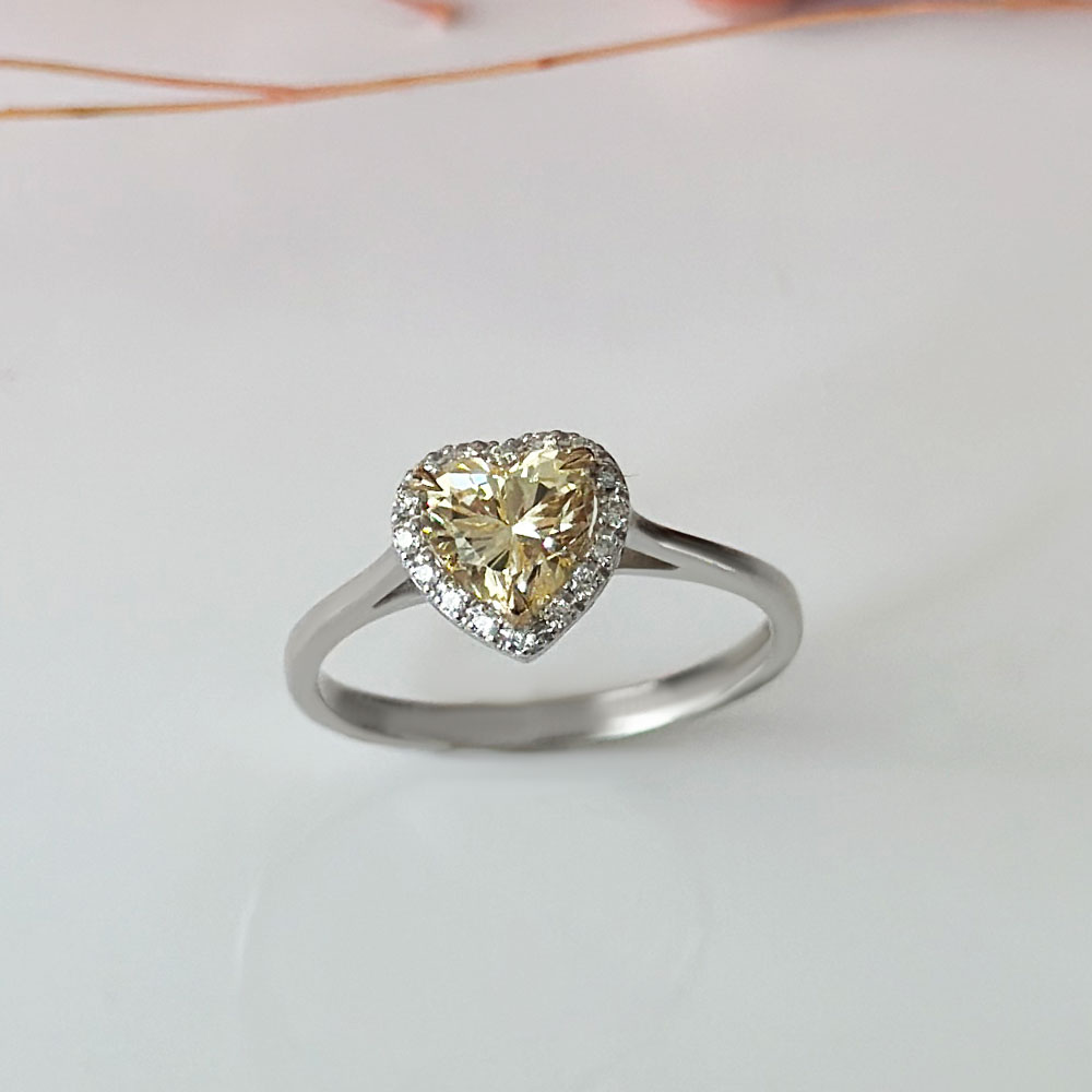 Диамантен пръстен с камък сърце