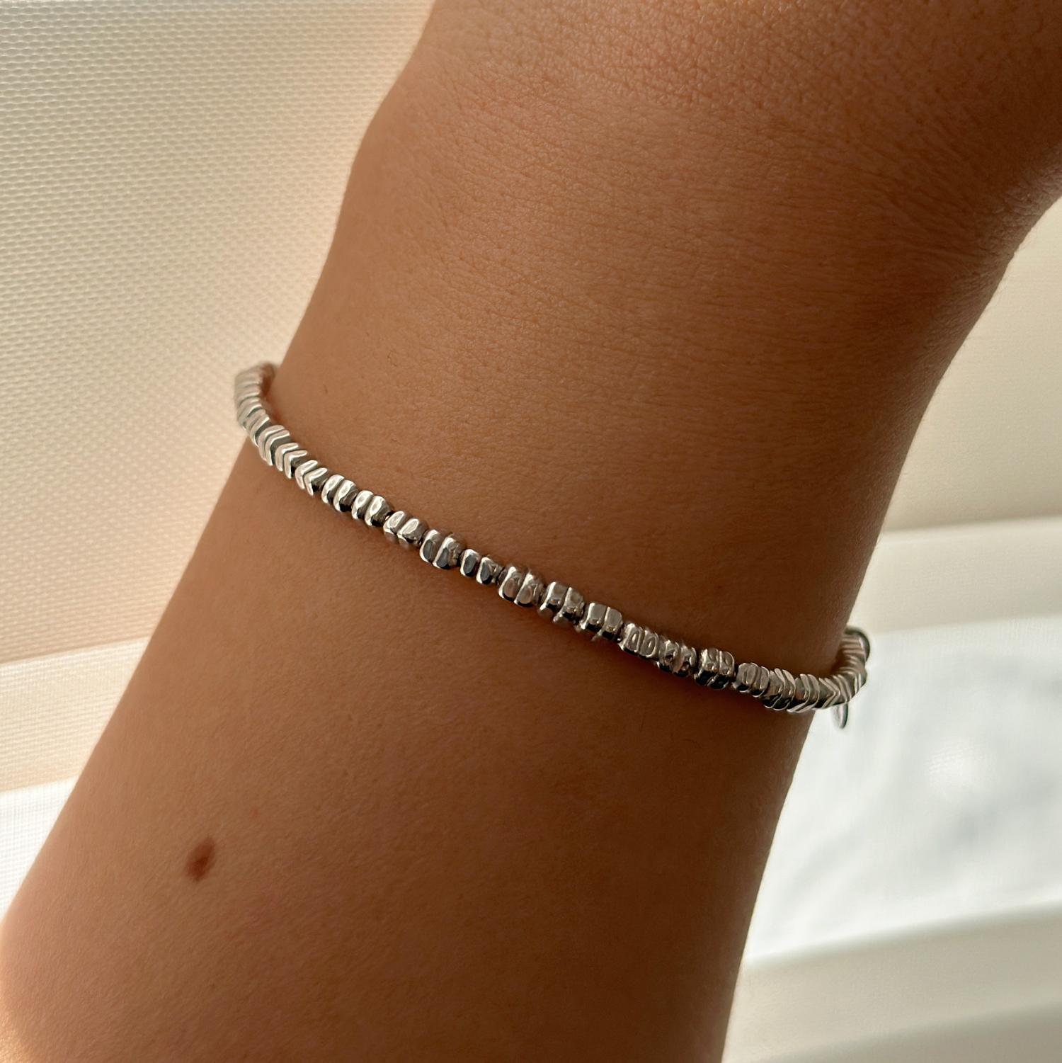 Ластична гривна от бяло злато