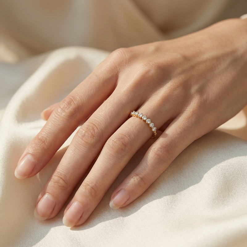 Нежен златен пръстен с циркони