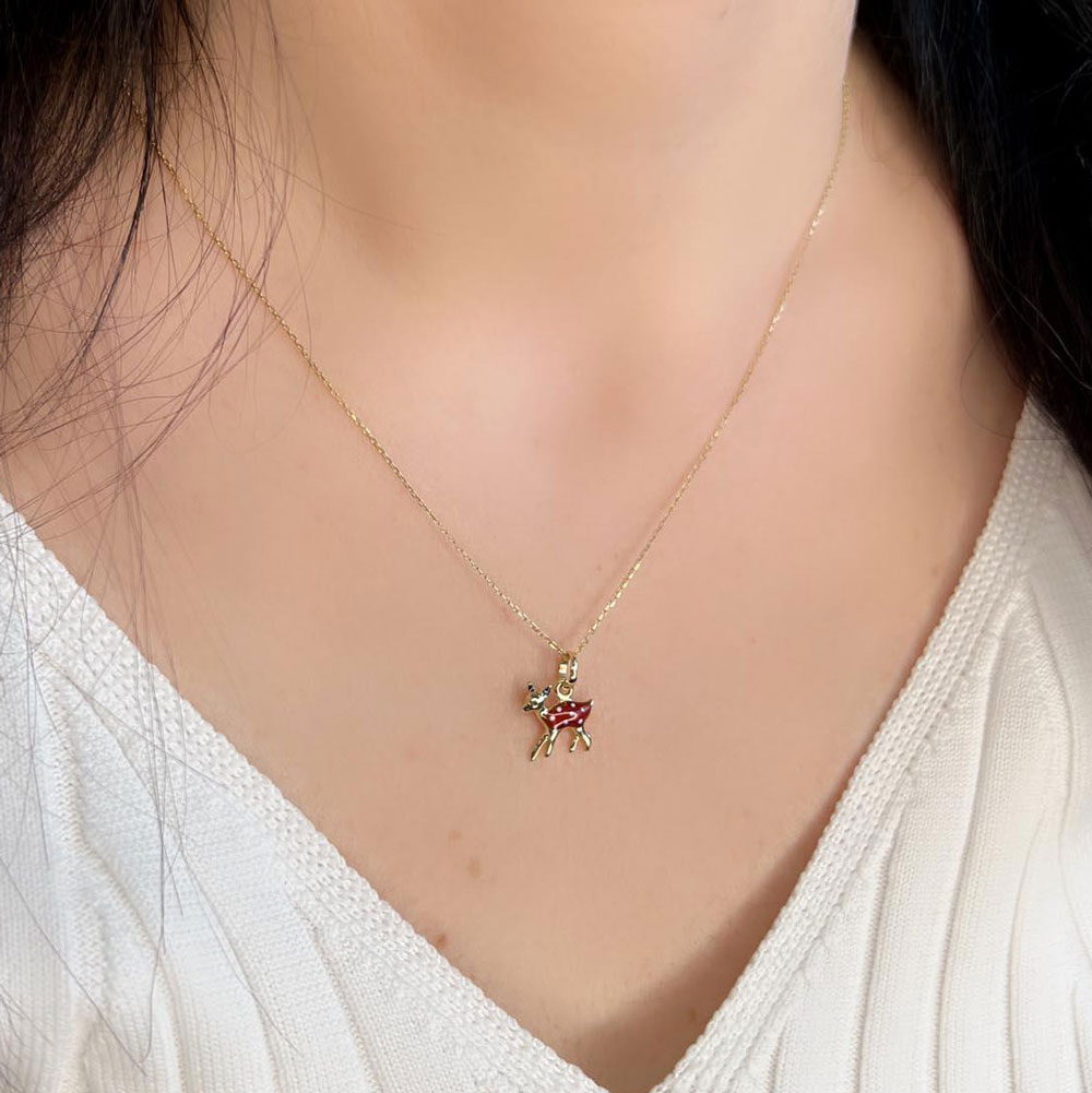 Малка златна висулка сърничка в червено Doe