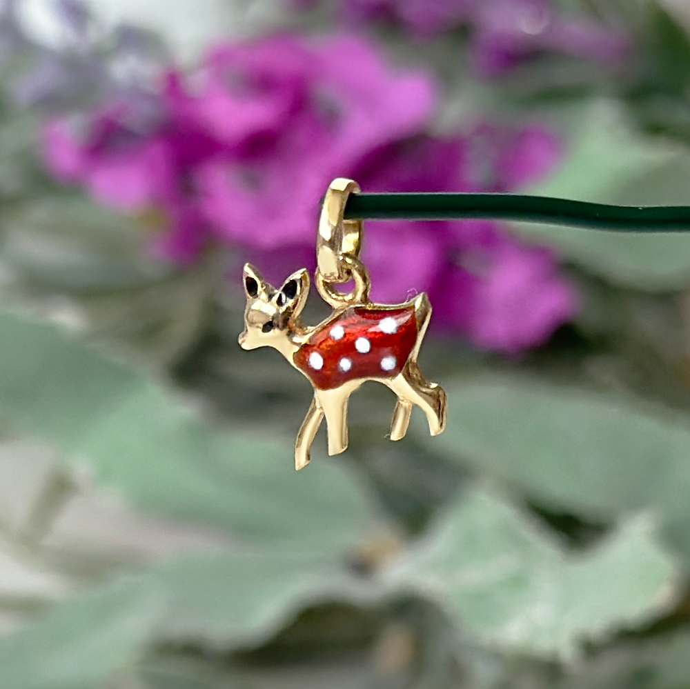 Малка златна висулка сърничка в червено Doe