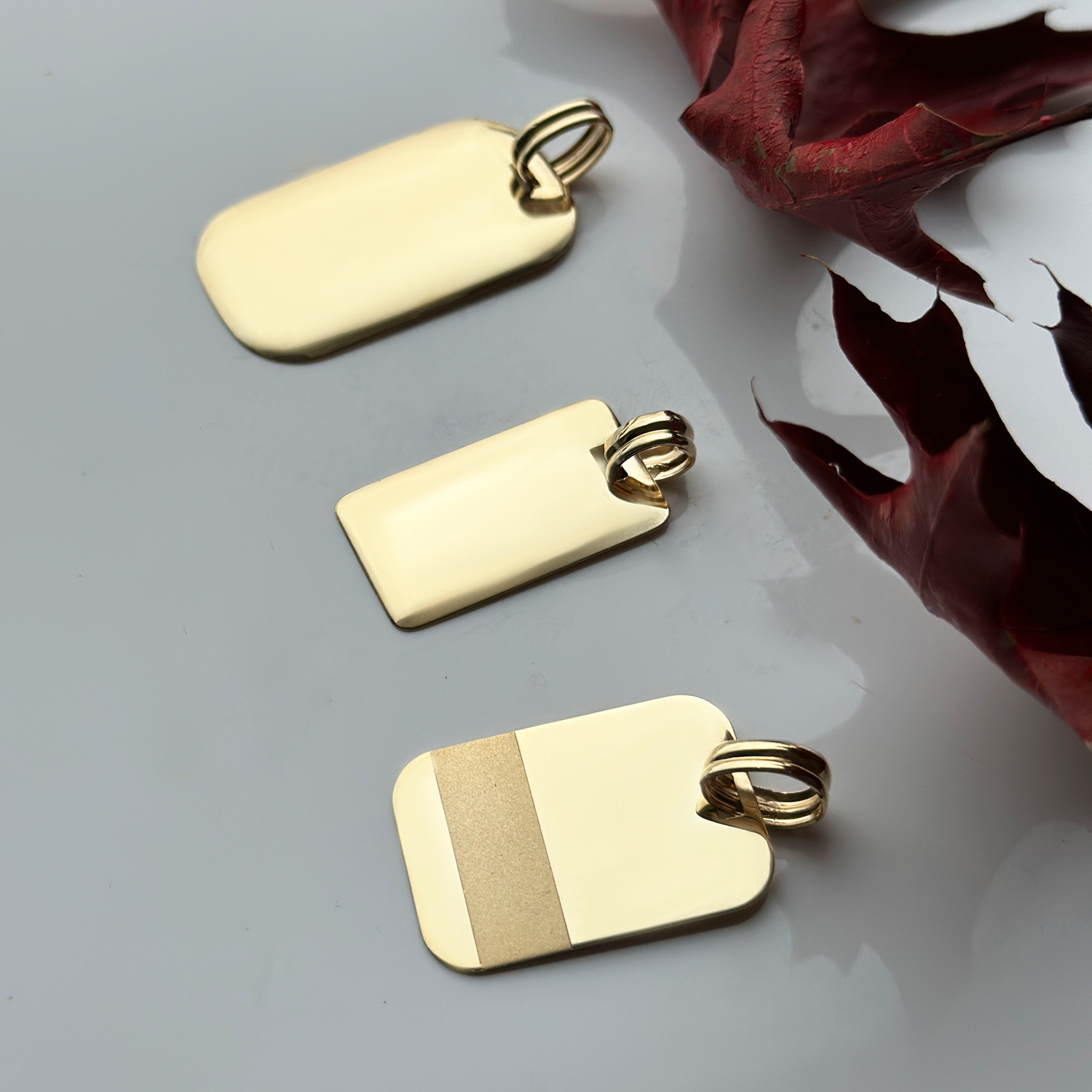 Висулка плочка от жълто злато