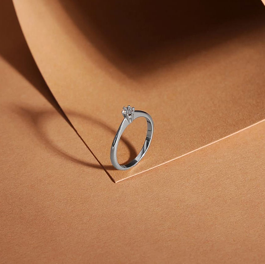 Класически диамантен годежен пръстен