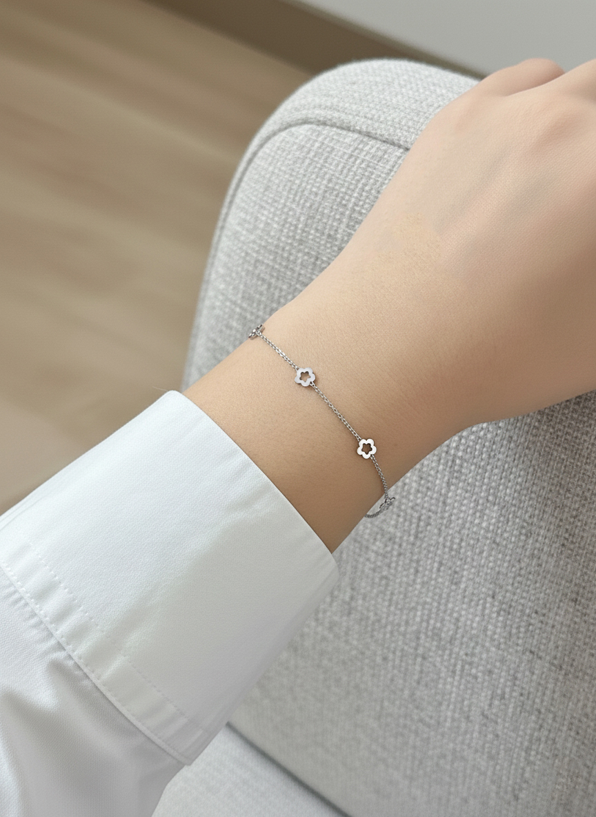 Нежна гривна с цветя от бяло злато