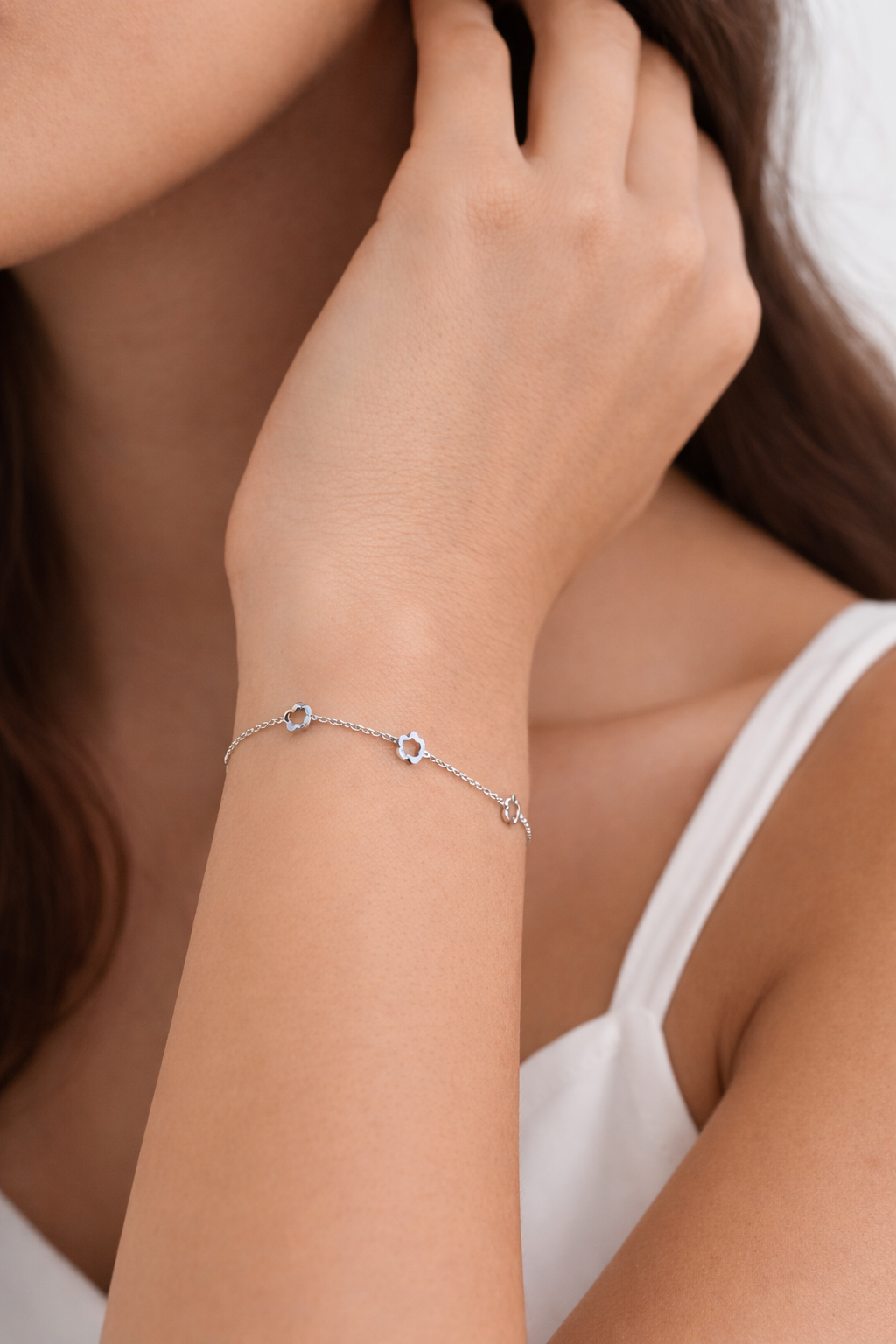 Нежна гривна с цветя от бяло злато