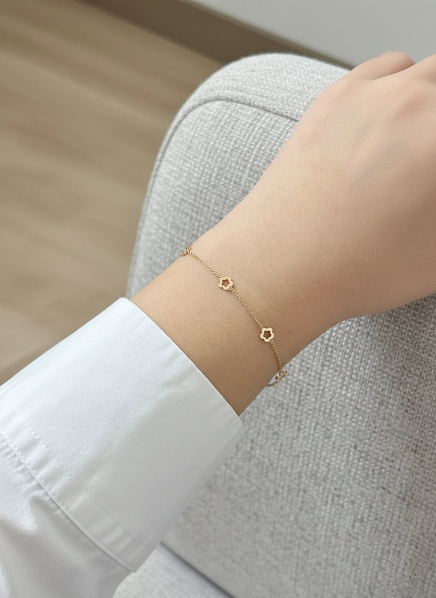 Нежна гривна с цветя от жълто злато