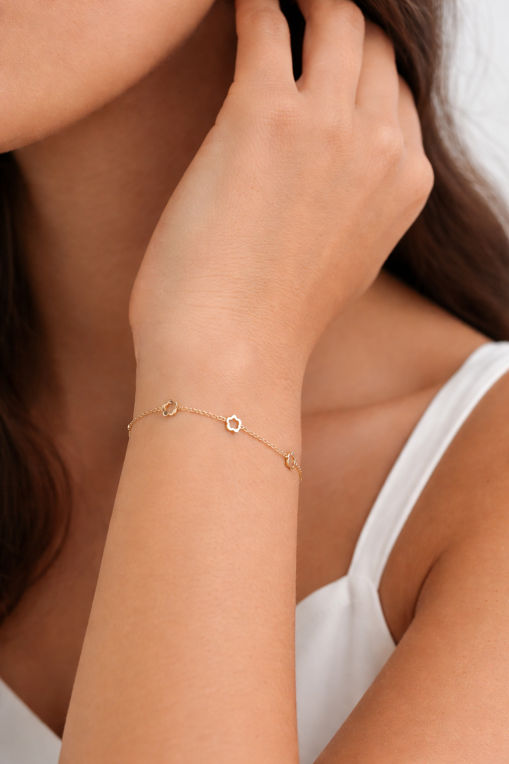 Нежна гривна с цветя от жълто злато