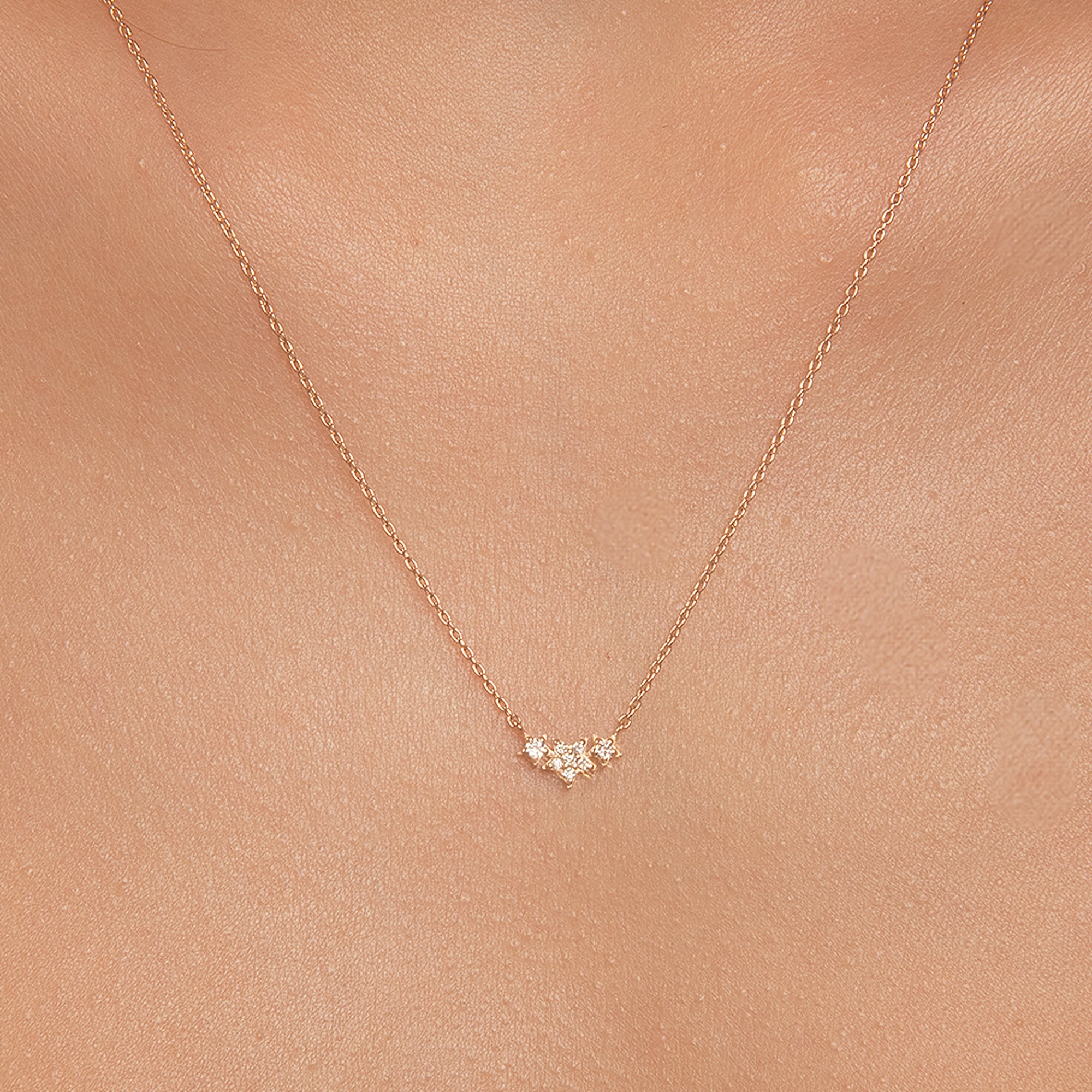 Нежно златно колие с малки звездички