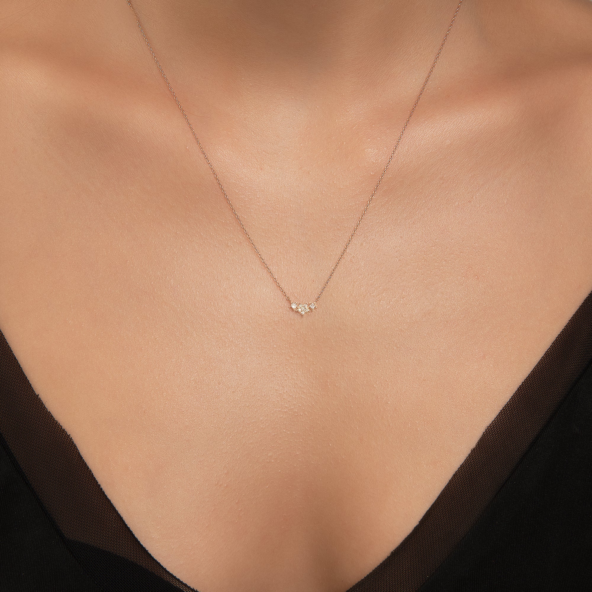 Нежно златно колие с малки звездички